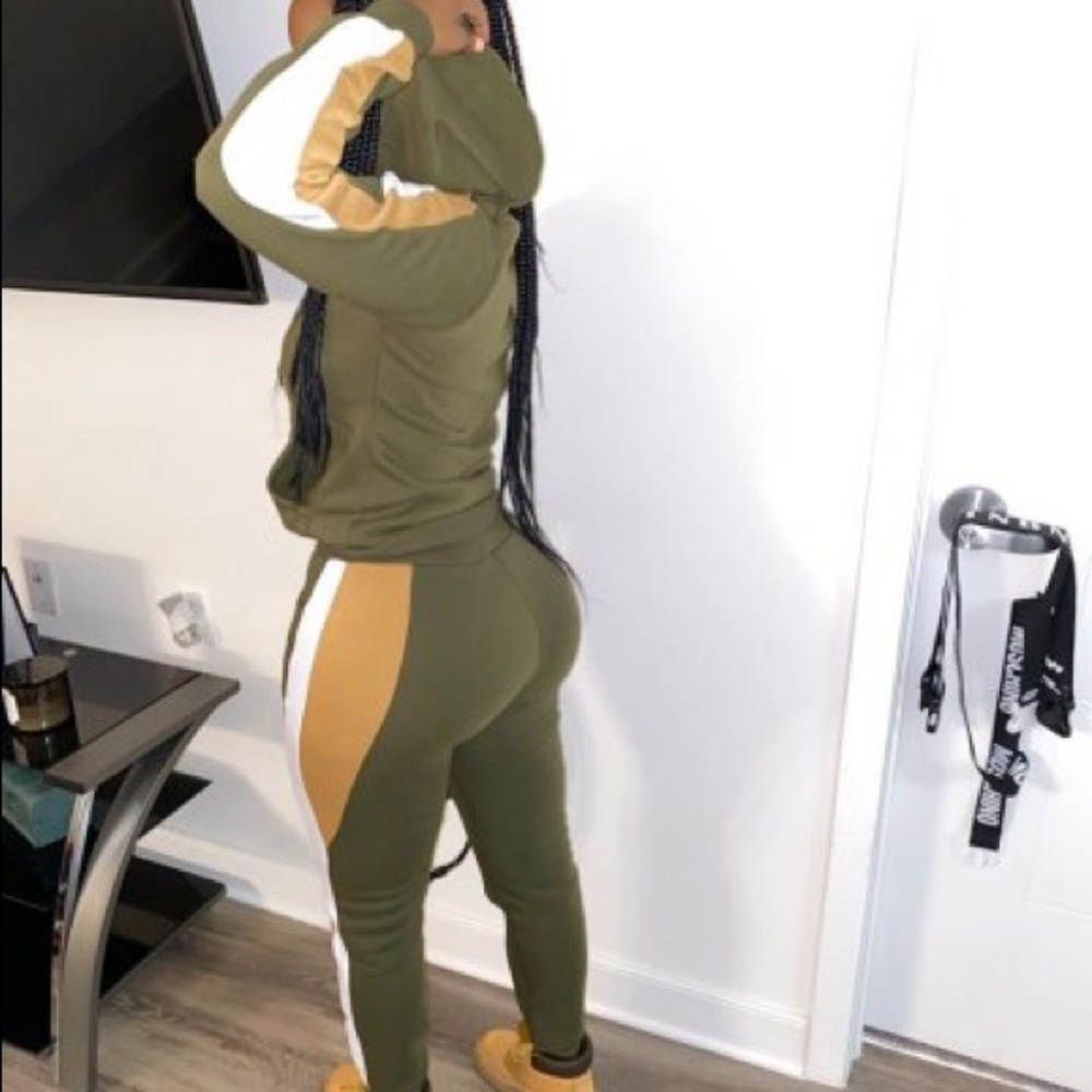 Hoodie/Sweatsuit NWOT - Picture 2 of 2